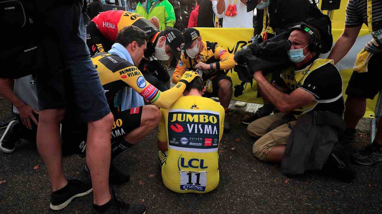 Primoz Roglic wird von Tom Dumoulin und Wout van Aert getröstet, nachdem er den Tour-Sieg 2020 verloren hat.