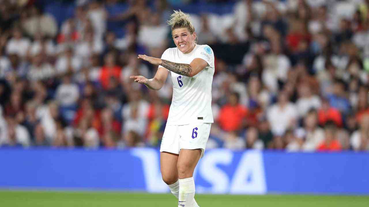 Millie Bright feuert ihre Teamkolleginnen gegen Spanien an.