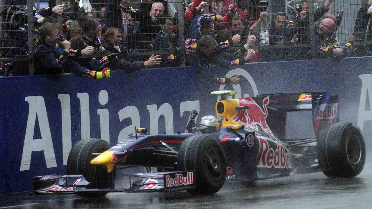 Red Bull beförderte Vettel 2009 ins Elternteam.  Dort benötigte er nur drei Rennen, um seinen ersten Sieg einzufahren.  Beim Großen Preis von China war er im strömenden Regen Schnellster.