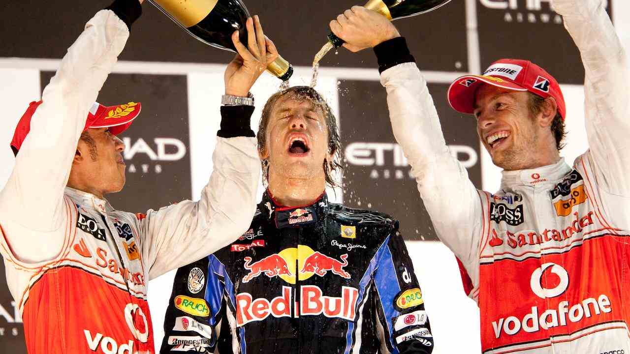 Es dauerte bis 2010, bis Vettel seinen ersten Weltmeistertitel holte.  In einem verrückten Grand Prix von Abu Dhabi übertrumpfte Vettel seine Titelkonkurrenten Mark Webber und Fernando Alonso.  Mit 23 Jahren und 134 Tagen ist er immer noch der jüngste Weltmeister aller Zeiten.