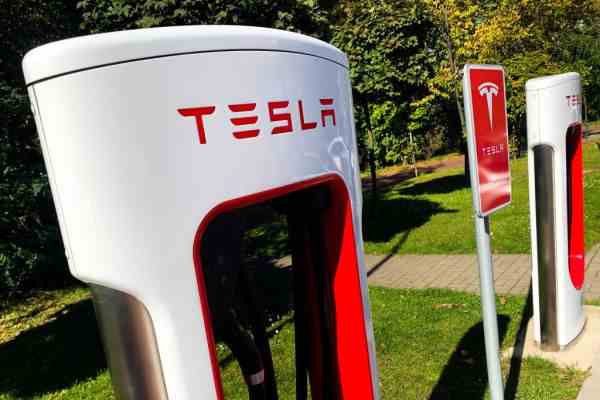 Anwaelte suchen Notschutz fuer entlassene Tesla Arbeiter – Tech