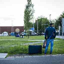 Asylsuchende schliefen aus Angst vor Verfahrensverzoegerungen ausserhalb der Unterkunft Ter