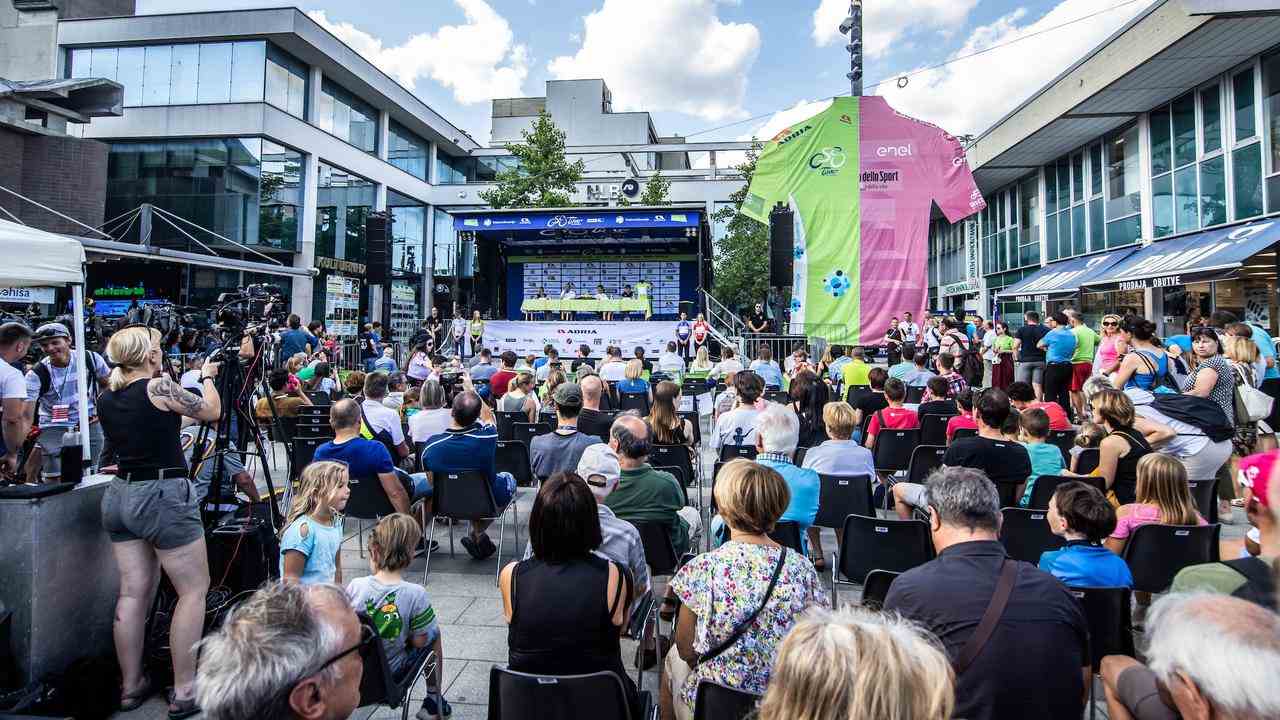 Tadej Pogacar sitzt während der Pressekonferenz der Tour of Slovenia auf dem Podium.