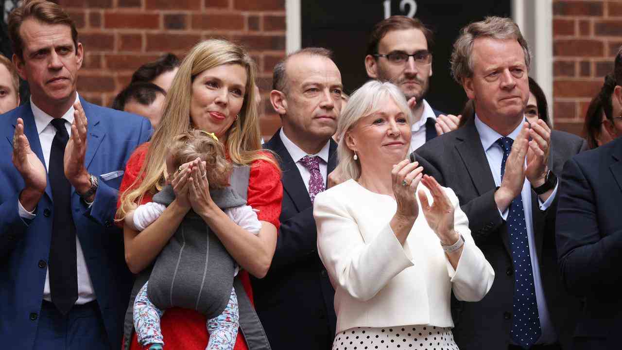 Die Unterstützer von Boris Johnson, darunter seine Frau Carrie und ihre neugeborene Tochter Romy, nahmen an seiner Pressekonferenz teil und zeigten ihre Unterstützung mit Applaus.