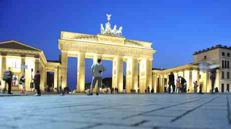 Berlin erwaegt Wahrzeichen im Dunkeln zu lassen — World