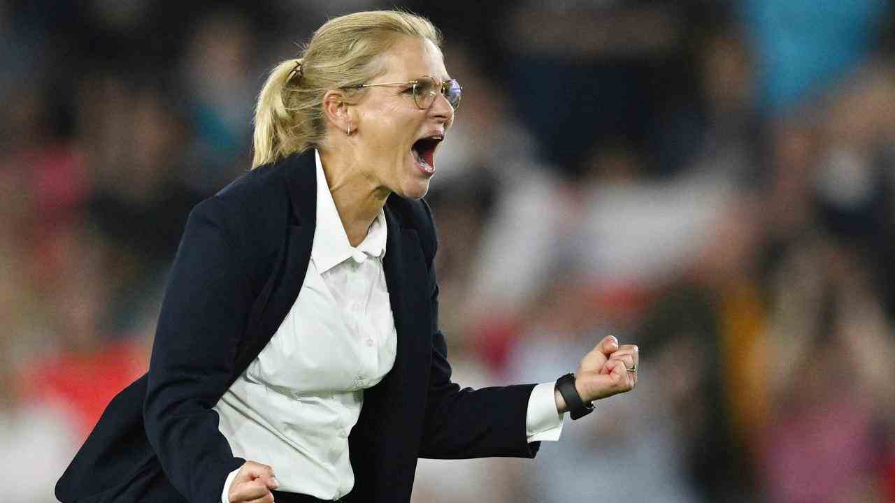 Sarina Wiegman jubelt, nachdem England sich für das Halbfinale der Europameisterschaft qualifiziert hat.