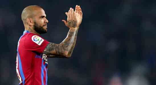 Dani Alves zeigte sich bei der Rueckkehr vom FC Barcelona