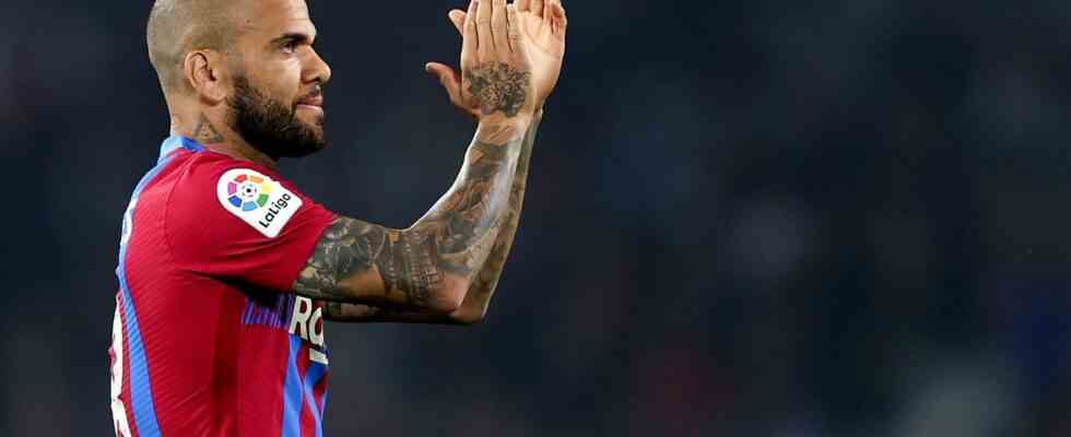 Dani Alves zeigte sich bei der Rueckkehr vom FC Barcelona