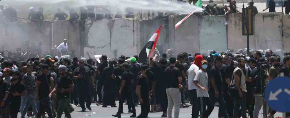 Demonstranten stuermen und besetzen Parlamentsgebaeude in der irakischen Hauptstadt Bagdad