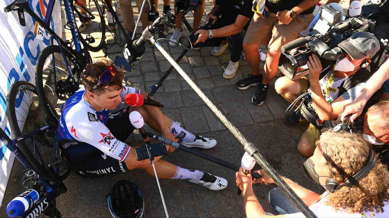 Fabio Jakobsen spricht auf der Alpe d'Huez zur Presse.