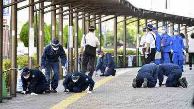 Die japanische Polizei findet Schussspuren in der Naehe des Attentats