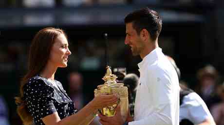 Djokovic ueberdauert den grobkoernigen Kyrgios und holt sich die neueste