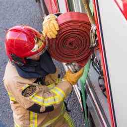 Drei Haeuser nach einem Grossbrand im Apartmentkomplex KNSM Island unbewohnbar