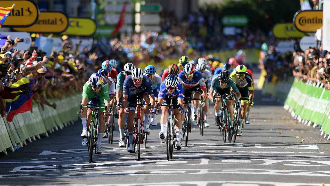 Jasper Philipsen schlägt Wout van Aert im Sprint.