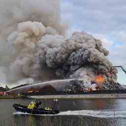 Feuer bei Recyclingunternehmen in Amsterdam wurde geloescht JETZT