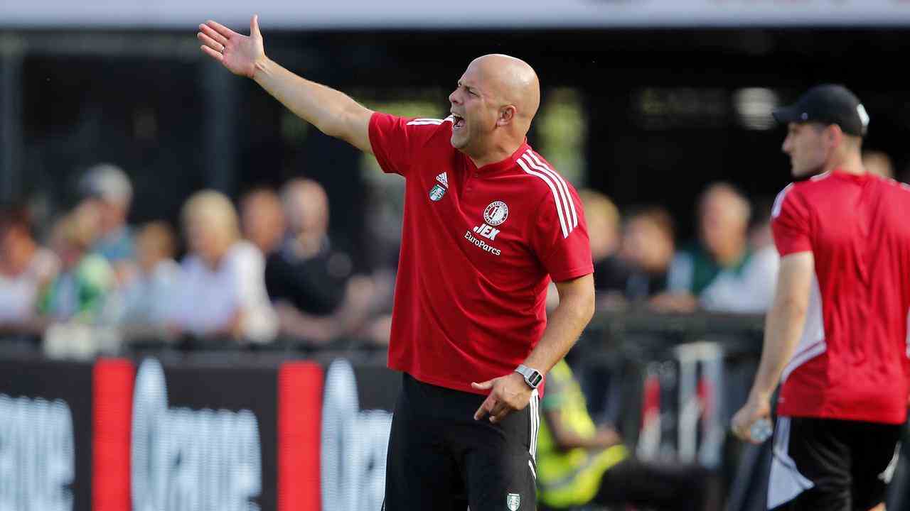 Arne Slot sah, wie Feyenoord erneut in einem schwülen Kuip stürzte.