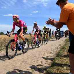 Fuehrende 6er Gruppe faehrt Minuten vor dem Peloton auf Kopfsteinpflaster