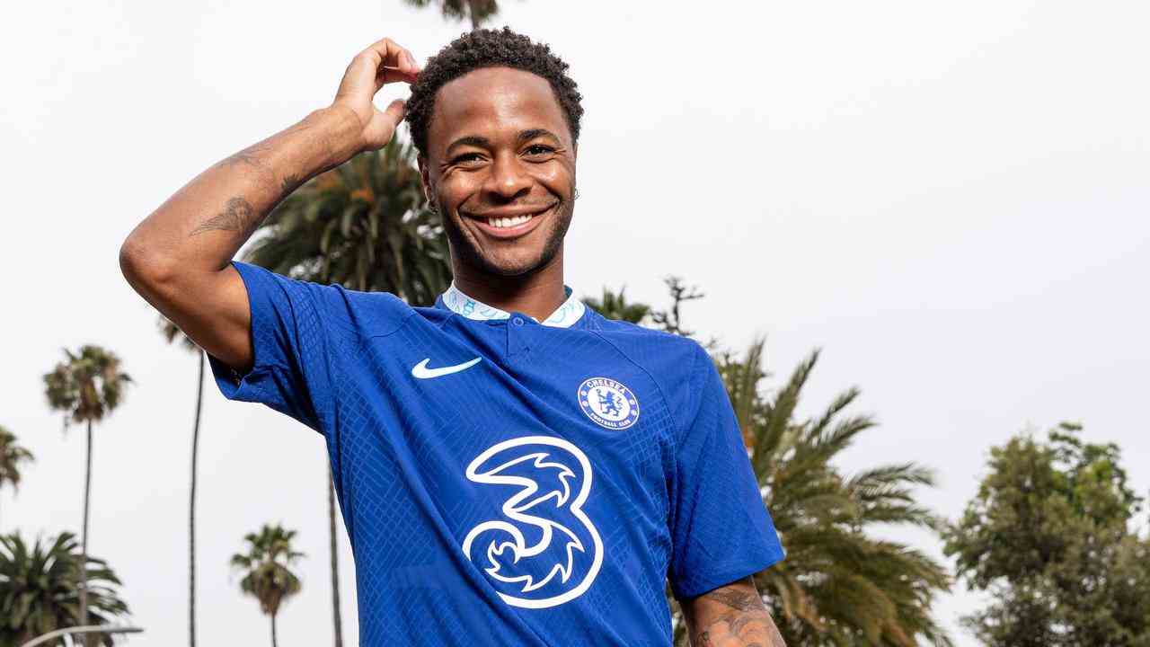 Raheem Sterling spielt seit 2015 für Manchester City, wird aber in der nächsten Saison dieses Trikot von Konkurrent Chelsea tragen.