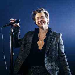 Harry Styles hilft einem Fan bei einem Auftritt im Ziggo