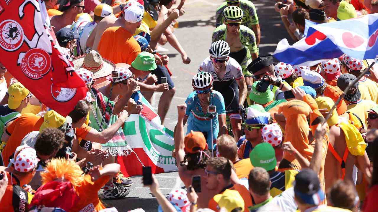 Bauke Mollema (auf Platz zwei) fährt 2015 auf Alpe d'Huez durch die (orangefarbene) Menschenmenge.