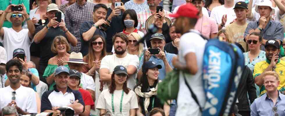 Kyrgios haelt sich nicht an die Kleiderordnung von Wimbledon „Ich