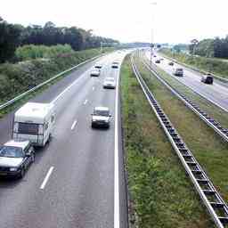 LKW verliert Glasladung auf A58 bei Moergestel JETZT