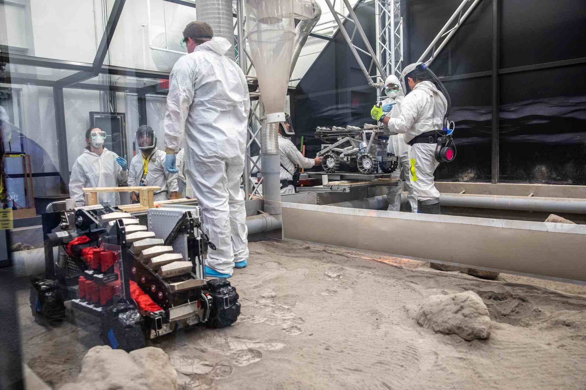 Bergbauroboter auf simuliertem Regolith