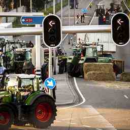 Landwirte blockieren mindestens sechs Supermarktverteilzentren JETZT