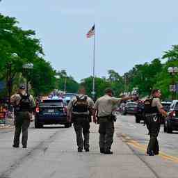 Mann 22 schiesst bei Parade in USA auf Publikum Mindestens