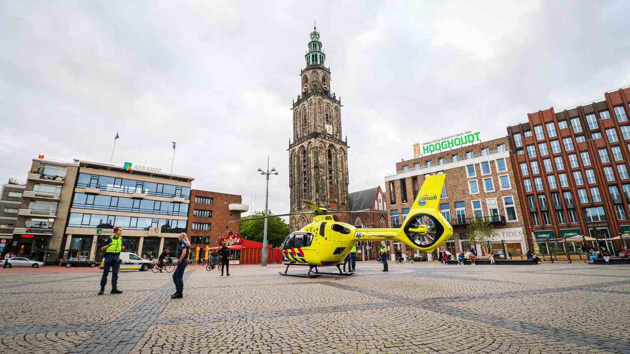 Ein Ambulanzflugzeug landete auf dem Grote Markt, um medizinische Hilfe zu leisten.