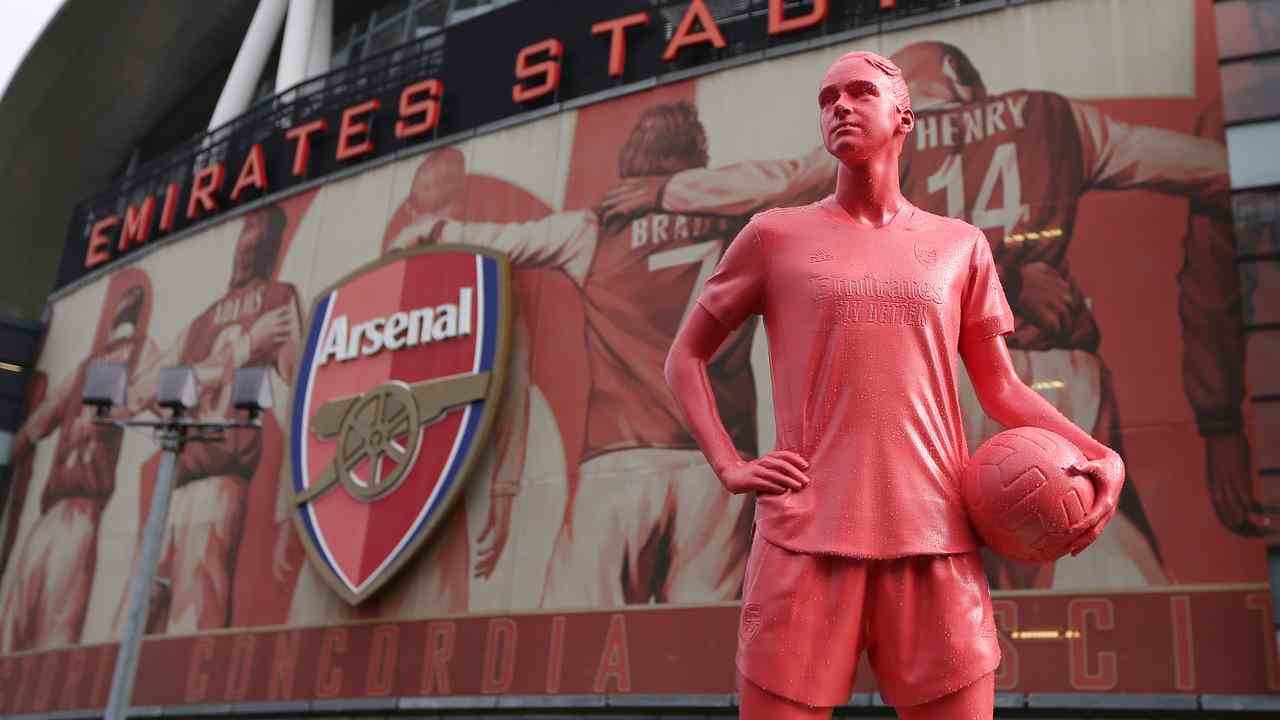 Eine Statue von Vivianne Miedema stand eine Weile im Arsenal-Stadion.