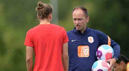 Miedema ueberrascht Orangen Frauen beim Fruehstueck mit Retoure „Ich habe Gaensehaut