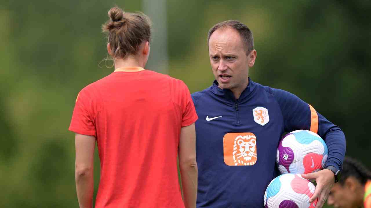 Bundestrainer Mark Parsons spricht während des Trainings mit Vivianne Miedema.