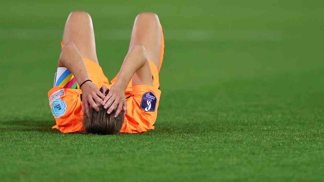 Vivianne Miedema hält sich nach dem Ausscheiden der Orangen die Hände vor die Augen.