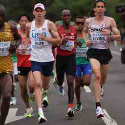 Nageeye steigt kurz vor dem Ziel beim Marathon bei der