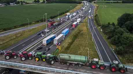 Niederlaendische Landwirte blockieren Supermarktlager — World