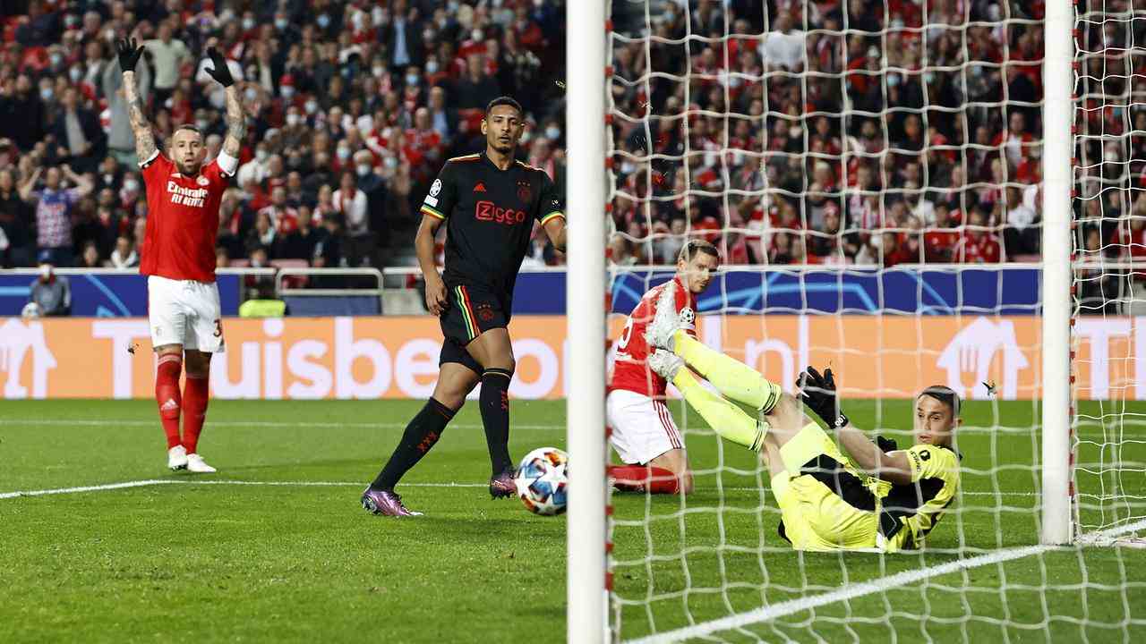 Sébastien Haller schießt ein Tor für Ajax im Champions-League-Spiel Benfica-Ajax.