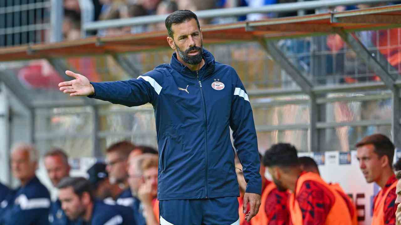 PSV-Trainer Ruud van Nistelrooij gibt bei der 0:4-Niederlage gegen Arminia Bielefeld Anweisungen.