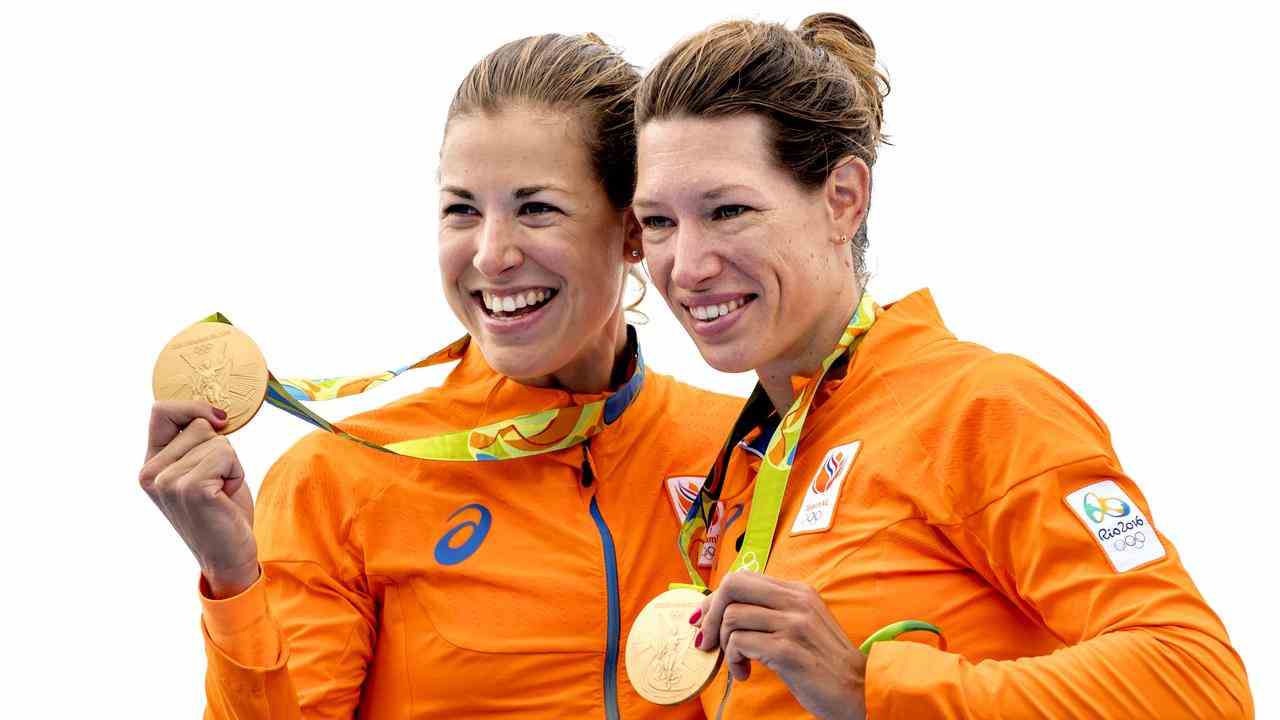 Ilse Paulis (L) und Maaike Head (R) mit ihrer Goldmedaille in Rio de Janeiro.