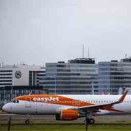 Probleme an Flughaefen verursachen erhebliche Verluste bei easyJet JETZT