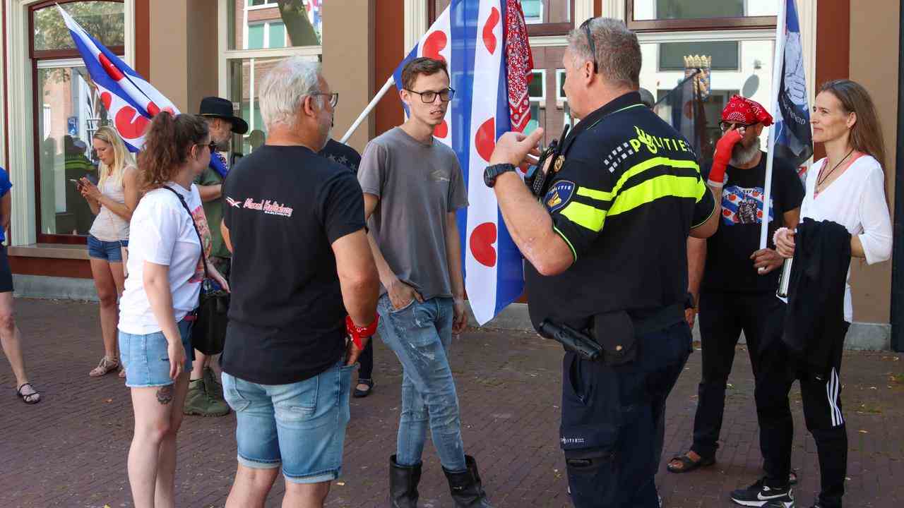 Demonstranten hatten sich in der Nähe des Provinzhauses versammelt.