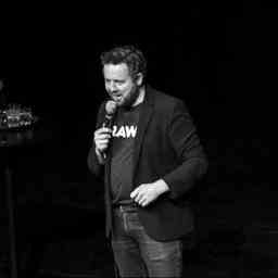 Raymon ist ein Stand up Comedian „Es ist manchmal eine Ego Welt