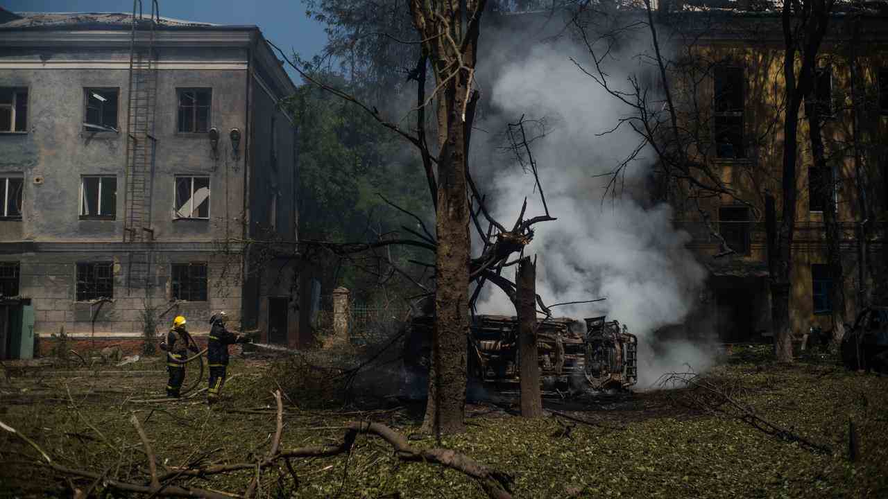 Feuerwehrleute haben in Kramatorsk nach dem Einschlag russischer Raketen ein Feuer gelöscht.