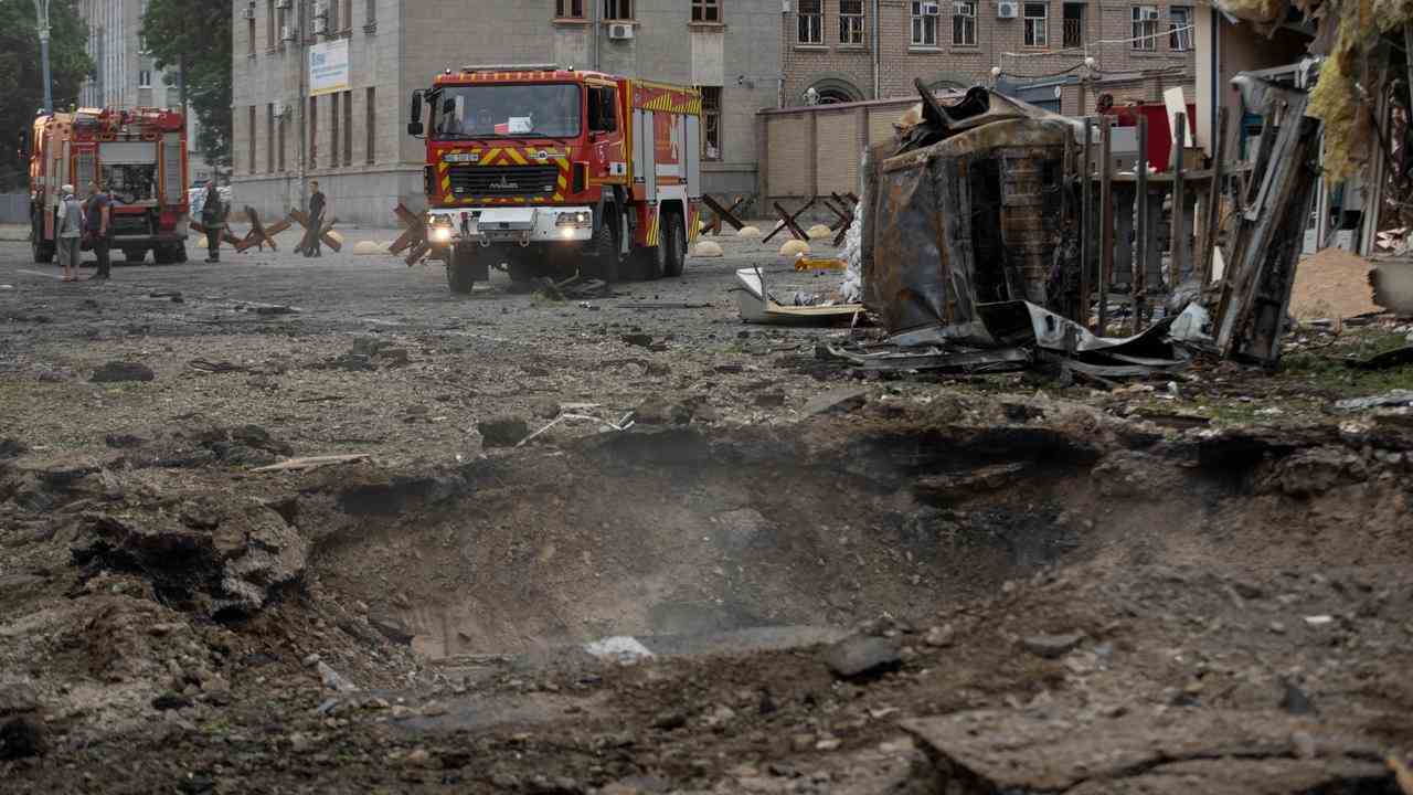 Raketenangriffe haben ein Loch in einer Straße in Dnipro hinterlassen.