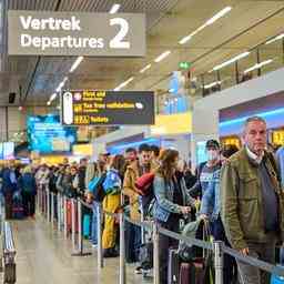 Schiphol bekommt zweihundert Sicherheitskraefte aber die Menge geht weiter