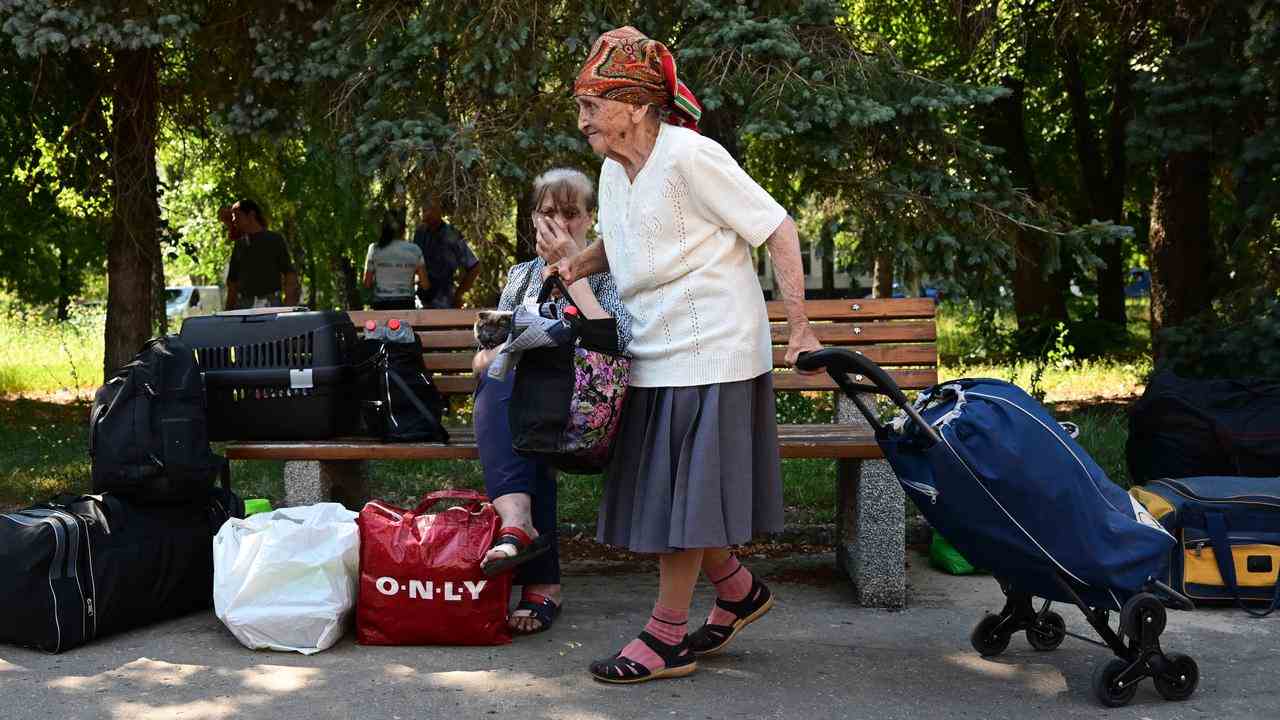 Zivilisten in Slowjansk warten auf den Bus, der sie evakuiert.