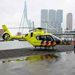 Sechs Personen nach Kollision mit Wassertaxi und Kanalboot in Rotterdam