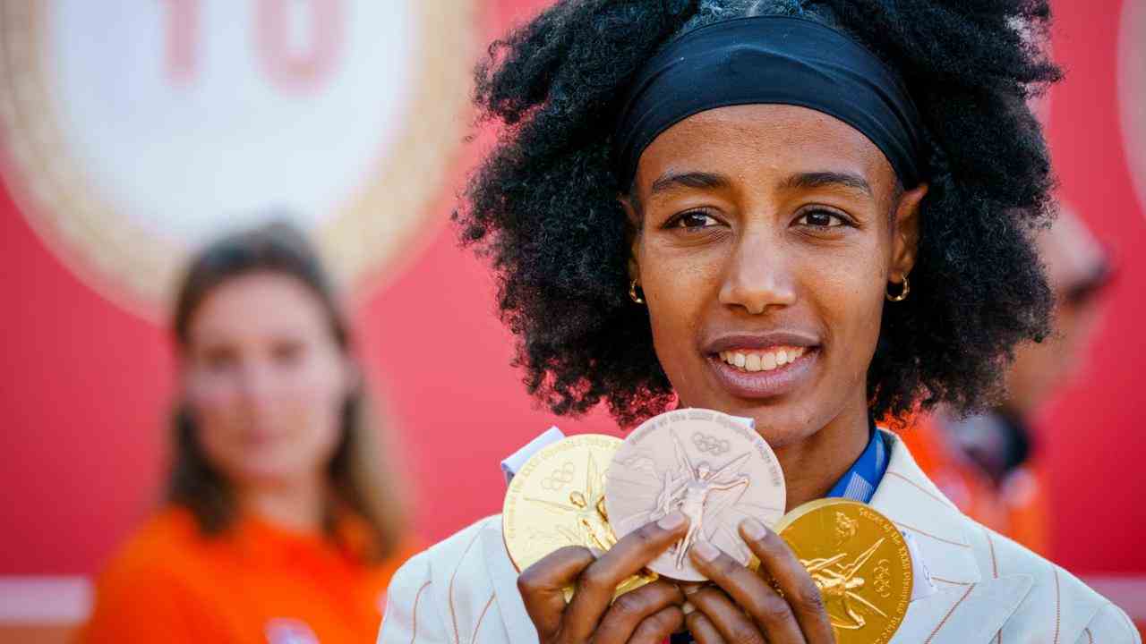 Sifan Hassan mit ihren drei olympischen Medaillen.