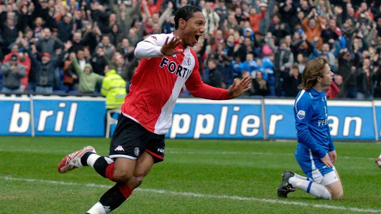 Jonathan de Guzman feiert in der Saison 2006/2007 ein Tor für Feyenoord.