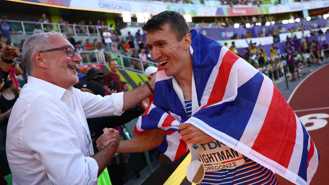 Stadionsprecher Geoff Wightman gratuliert seinem Sohn zum WM-Titel.